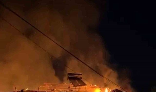 Zile'de köy evi çıkan yangında küle döndü