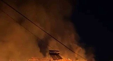 Zile'de köy evi çıkan yangında küle döndü