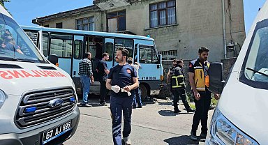 Zonguldak'ta freni patlayan yolcu minibüsü duvara çarptı: 14 yaralı