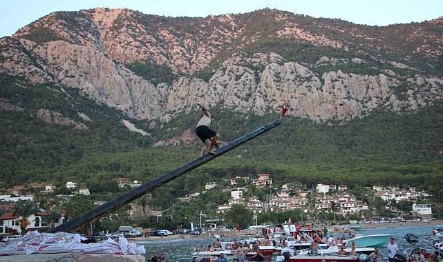 10 bin lira ödül için yağlı direğe tırmanan yarışmacılar hastanelik oldu