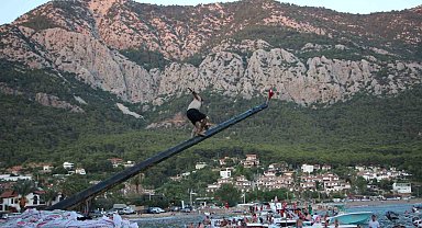 10 bin lira ödül için yağlı direğe tırmanan yarışmacılar hastanelik oldu