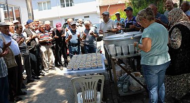 10 yıldır devam eden aşure ikramı bu yıl da sürdü