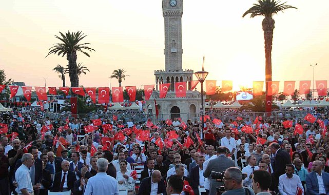 15 Temmuz Demokrasi ve Milli Birlik Günü'nde binlerce İzmirli tek yürek oldu