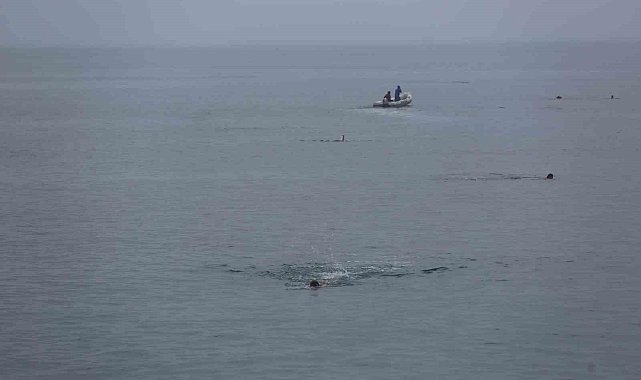 15 Temmuz için Karadeniz'de 4 kilometre boyunca yüzdüler