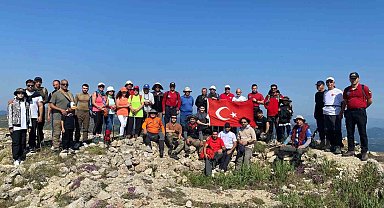 15 Temmuz şehitleri için 2 bin 404 rakımlı dağın zirvesinde Türk bayrağı açtılar