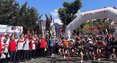 15 Temmuz şehitlerini anmak için Çengelköy 5. Vatan Koşusu'nda koştular