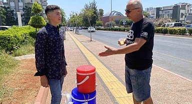 15 yaşındaki genç, limonata satarak hayaline yürüyor