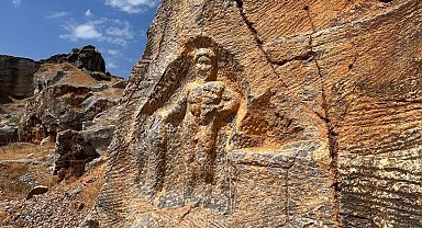 2000 yıllık Herkül kabartması sahipsizlikten yok oluyor