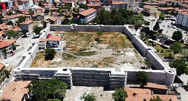 2010 yılına kadar insanların yaşadığı tarihi kalede restorasyon çalışmaları sürüyor