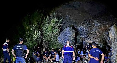 27 düzensiz göçmen ve 3 göçmen kaçakçısı yakalandı