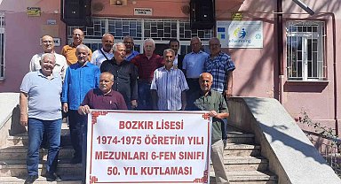50 yıl sonra mezun oldukları okulda buluştular