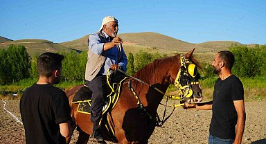 50 yıllık cirit sevdasını üçüncü kuşakta yaşatıyor: 71 yaşındaki usta ciritçi ata sporu ciridi çocuklarına ve torunlarına aktarıyor