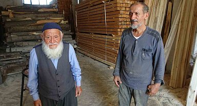 93 yaşındaki marangoz ustası, oğlu ile ağaçlara şekil veriyor