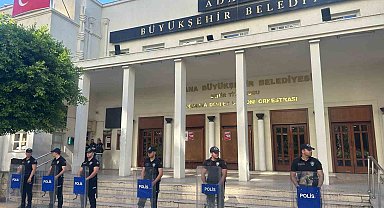 Adana Büyükşehir Belediye Başkanı Karalar gözaltına alındı, belediyede arama başlatıldı