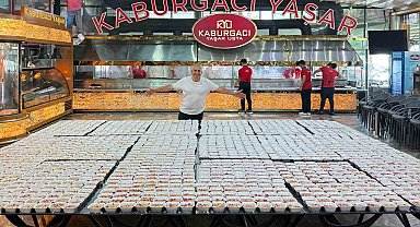 Adanalı kebapçı, yüzlerce aşure dağıttı