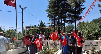 Adanalı üniversite öğrencileri Şehit Ömer Halisdemir'in kabrinde dua etti