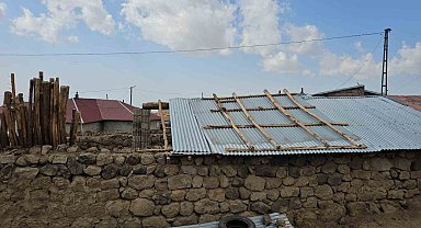 Adilcevaz'da oluşan hortum çatıları uçurdu