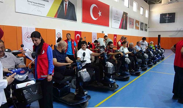 Adıyaman'da 41 akülü sandalye depremzede vatandaşlara teslim edildi