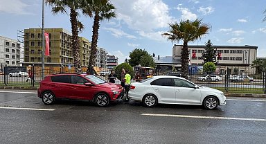 Adıyaman'da iki otomobil çarpıştı: 2 Yaralı