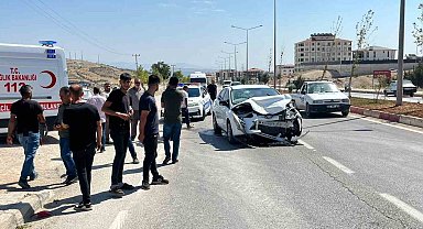 Adıyaman'da iki otomobil çarpıştı: 2 yaralı
