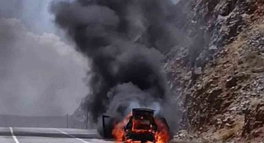 Adıyaman'da otomobil cayır cayır yandı