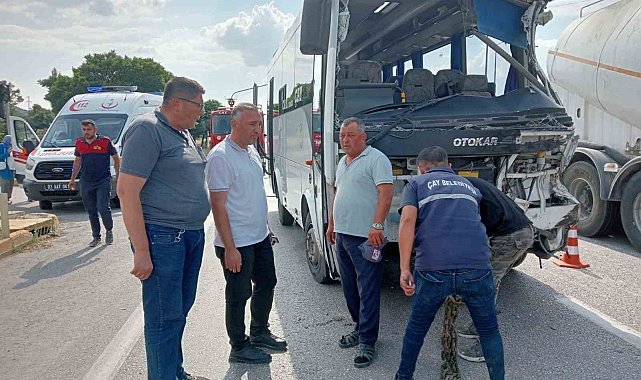 Afyonkarahisar'da midibüs kamyonla çarpıştı: 7 yaralı