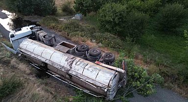 Afyonkarahisar'da sıcak asfalt yüklü tır devrildi