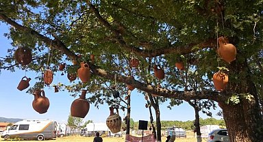 Ağaçlar, çaput yerine çömlekle süslendi