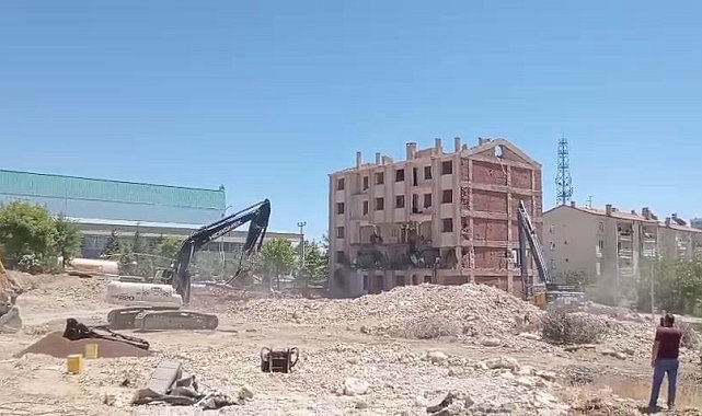 Ağır hasarlı bina korna sesi ile yerle bir oldu