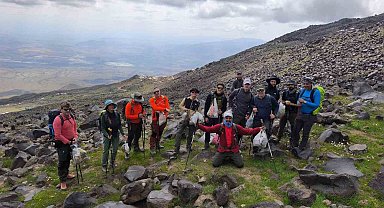 Ağrı Dağı zirvesinde çevre temizliği seferberliği