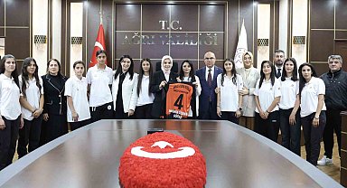 Ağrı kadın futbol takımı, Bakan Göktaş'la bir araya geldi