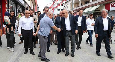 Ağrı Valisi Koç, Cumhuriyet Caddesi'nde esnaf ve vatandaşlarla 15 Temmuz'u andı