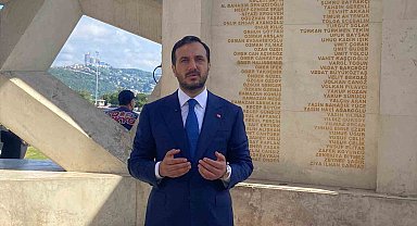 AK Parti İstanbul İl Başkanlığı 15 Temmuz Şehitler Anıtı'nı ziyaret etti