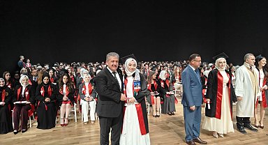 AK Parti'li vekil kızının diplomasını kendi elleriyle verdi
