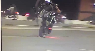 Akrobasi hareketleri yapan motosikletliler sivil trafik ekiplerine takıldı