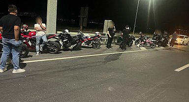 Akrobatik hareket yapan motorcular jandarmadan kaçamadı
