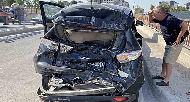 Aksaray'da kamyon otomobile arkadan çarptı: 2 yaralı