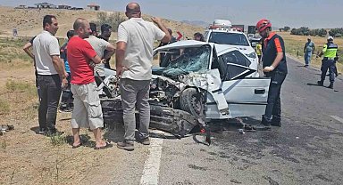 Aksaray'da otomobil ile kamyonet çarpıştı: 1 ölü, 3 yaralı