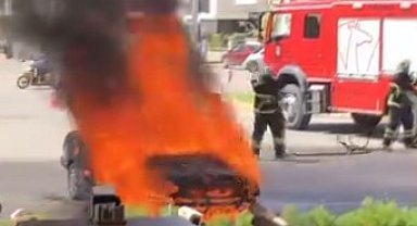 Aksaray'da seyir halindeki otomobil alev alev yandı