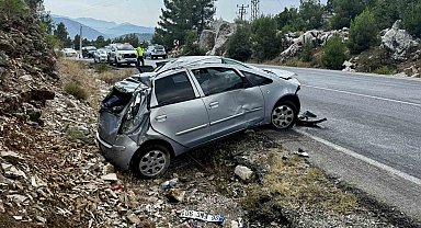 Akseki'de otomobil yoldan çıkıp kayalık alana çarptı: 5 yaralı