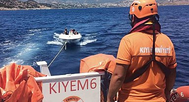 Akvaryum koyunda arızalanan ve sürüklenen tekne kurtarıldı