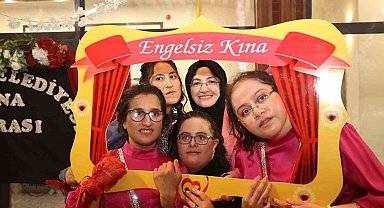 Akyurt Belediyesi Engelsiz Yaşam Merkezinde öğrenim gören kız öğrenciler için özel bir kına gecesi etkinliği düzenlendi