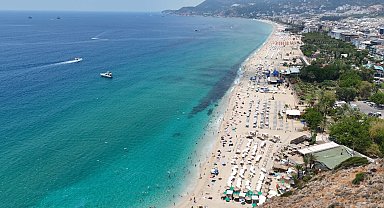 Alanya'da serinlemek isteyen turistler soluğu Kleopatra Plajı'nda aldı