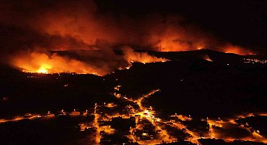 Alevler havadan görüntülendi: Orman yangını köyleri tehdit etmeye devam ediyor