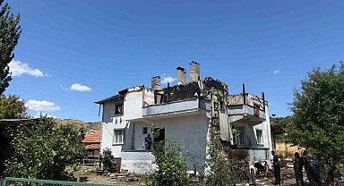 Alevlere teslim olan ev kullanılmaz hale geldi