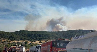 Alevlerin ortasında kalan ekipler mağaraya sığındı
