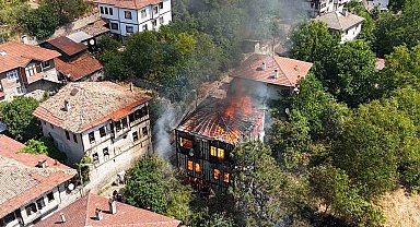 Alevlerin sardığı 150 yıllık tarihi konak dronla görüntülendi