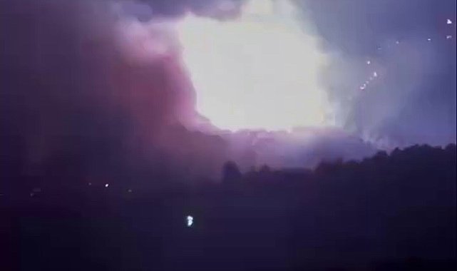 Alevlerin sardığı yüksek gerilim hattı bomba gibi patladı