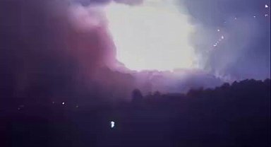 Alevlerin sardığı yüksek gerilim hattı bomba gibi patladı