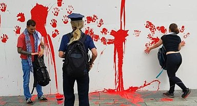 Almanya'da Filistin destekçileri başbakanlık binasını kırmızıya boyadı